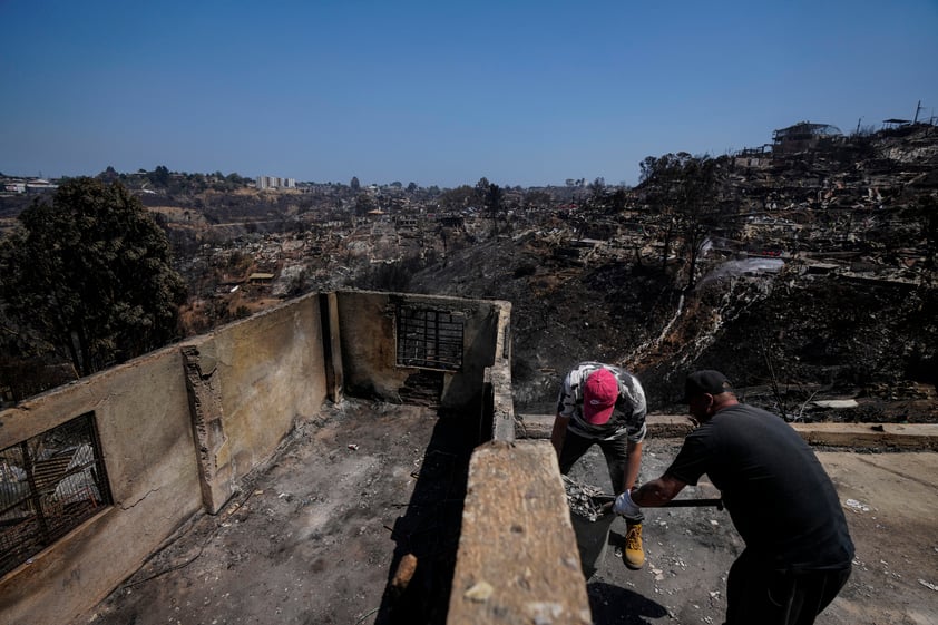 Muertos por incendios en Chile superan el centenar