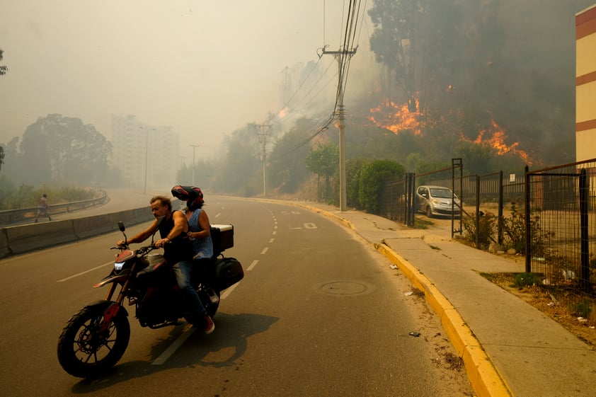 Muertos por incendios en Chile superan el centenar