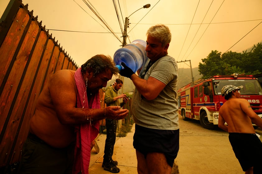 Muertos por incendios en Chile superan el centenar