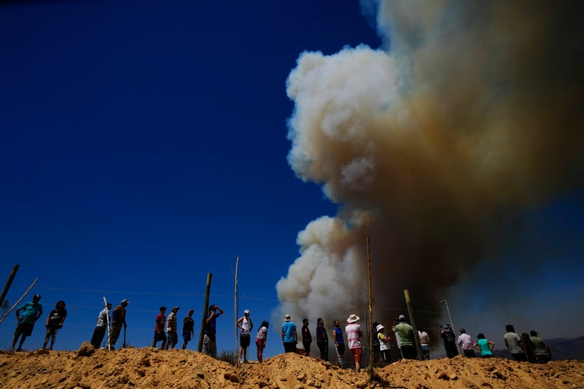 Muertos por incendios en Chile superan el centenar