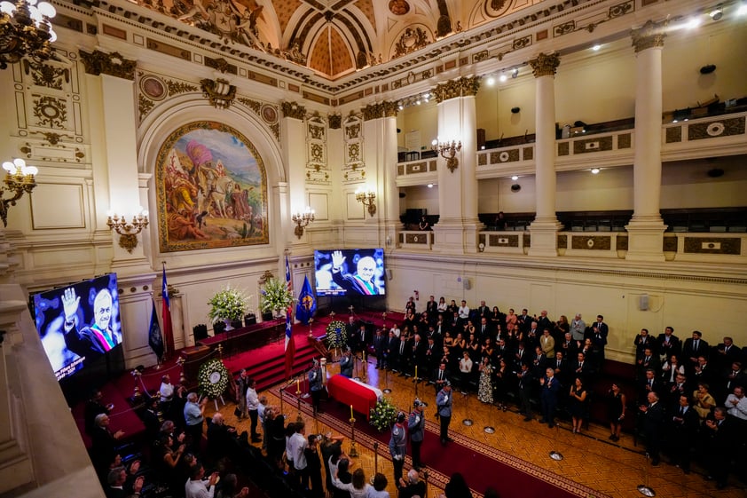 Velan al expresidente Sebastián Piñera en la antigua sede del Congreso de Chile