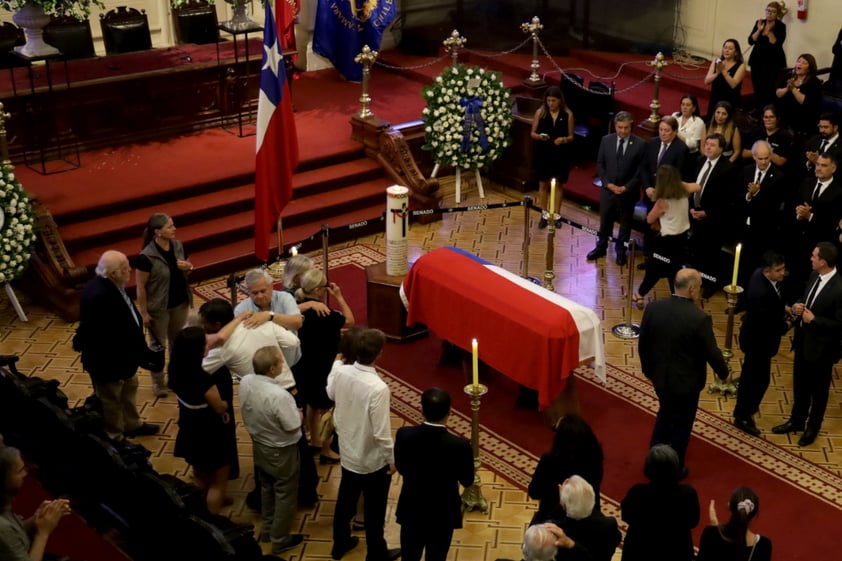 AME6842. SANTIAGO (CHILE), 07/02/2024.- Fotografía del ataúd con el cuerpo del expresidente de Chile Sebastián Piñera hoy, en la antigua sede del Congreso en Santiago (Chile). El cortejo fúnebre con los restos del expresidente de Chile Sebastián Piñera, quien murió este martes en un accidente aéreo, llegaron a la antigua sede del Congreso, en el centro de la capital chilena, donde será velado y recibirá el último adiós de los chilenos previo al funeral de Estado previsto para el viernes. EFE/ Ailen Díaz