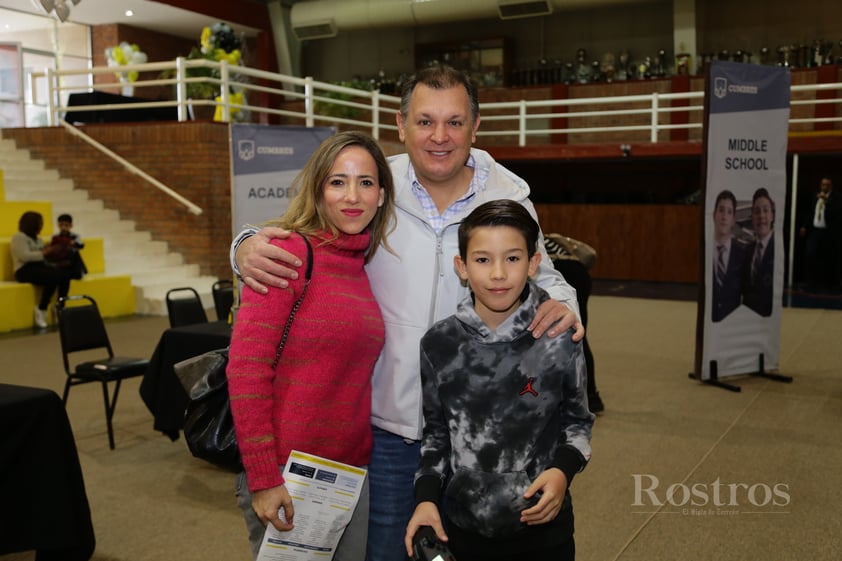 -Karla Alarcón, Miguel y Santiago Cepeda.