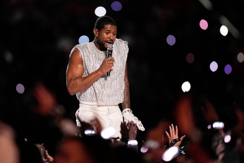 Usher recorre éxitos en su show de Medio Tiempo del Super Bowl LVlll