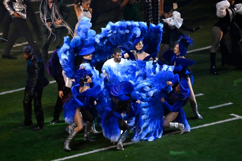 Usher recorre éxitos en su show de Medio Tiempo del Super Bowl LVlll