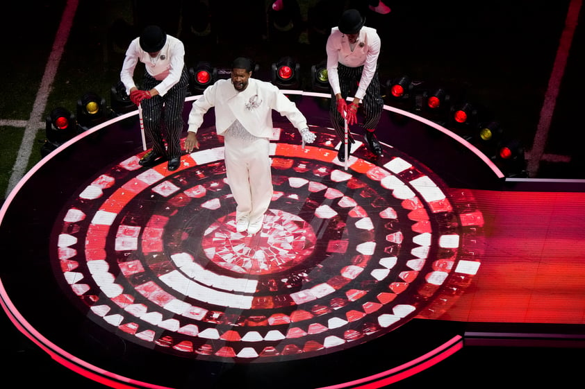 Usher recorre éxitos en su show de Medio Tiempo del Super Bowl LVlll