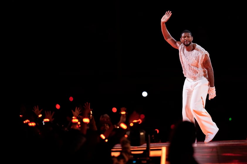 Usher recorre éxitos en su show de Medio Tiempo del Super Bowl LVlll