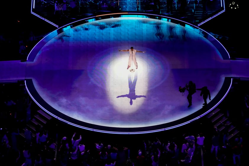 Usher recorre éxitos en su show de Medio Tiempo del Super Bowl LVlll