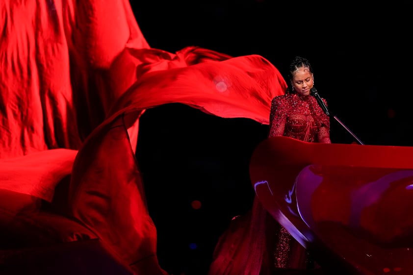 Usher recorre éxitos en su show de Medio Tiempo del Super Bowl LVlll