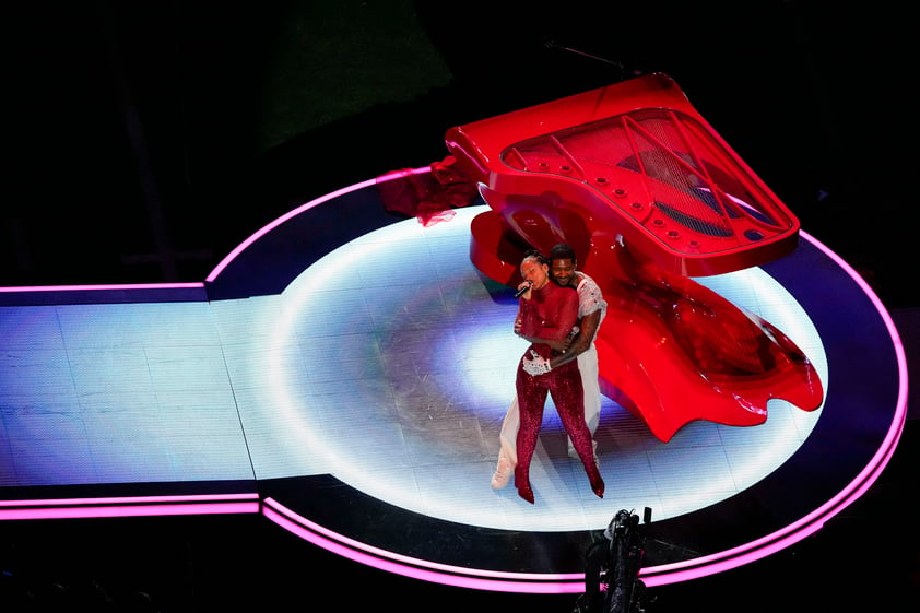 Usher recorre éxitos en su show de Medio Tiempo del Super Bowl LVlll