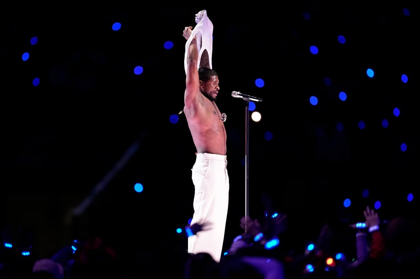 Usher recorre éxitos en su show de Medio Tiempo del Super Bowl LVlll