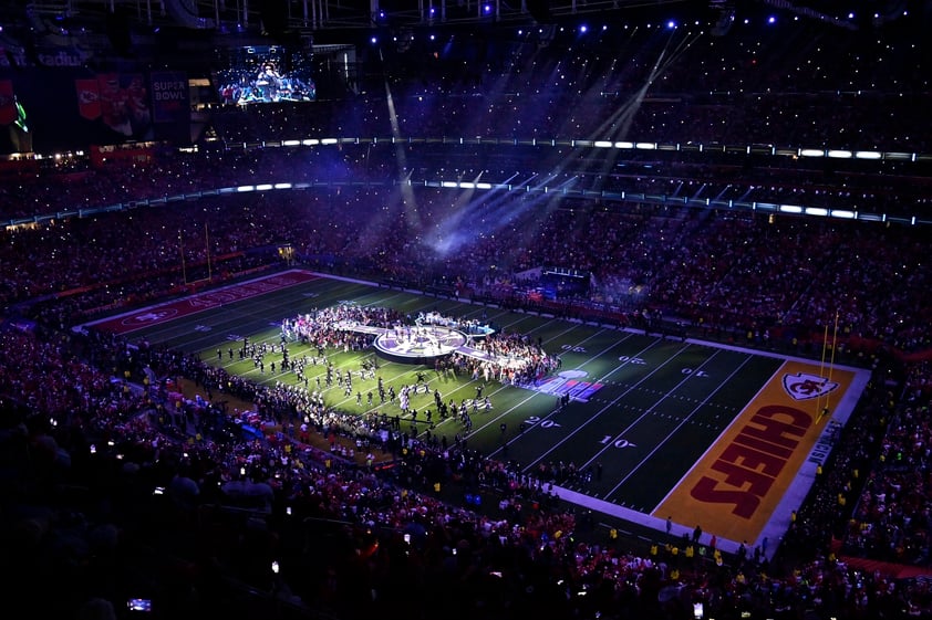 Usher recorre éxitos en su show de Medio Tiempo del Super Bowl LVlll