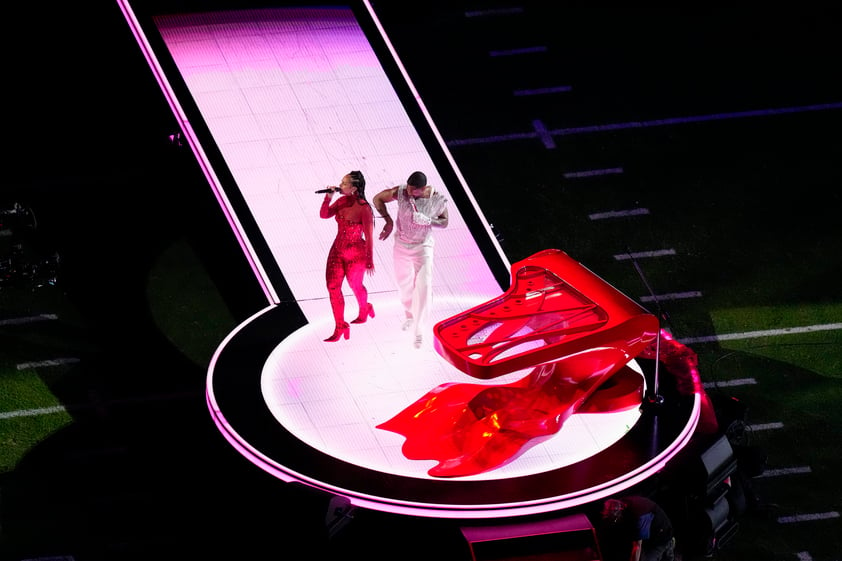 Usher recorre éxitos en su show de Medio Tiempo del Super Bowl LVlll