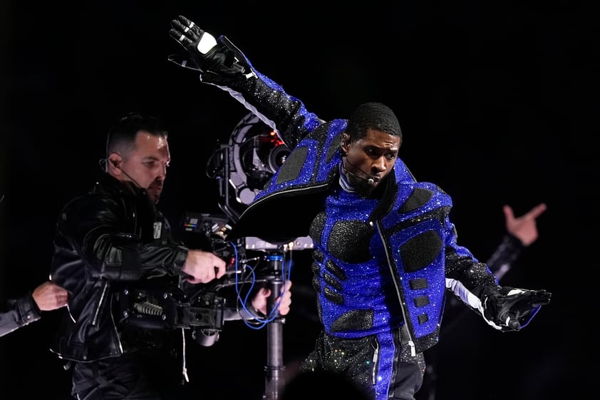 Usher recorre éxitos en su show de Medio Tiempo del Super Bowl LVlll