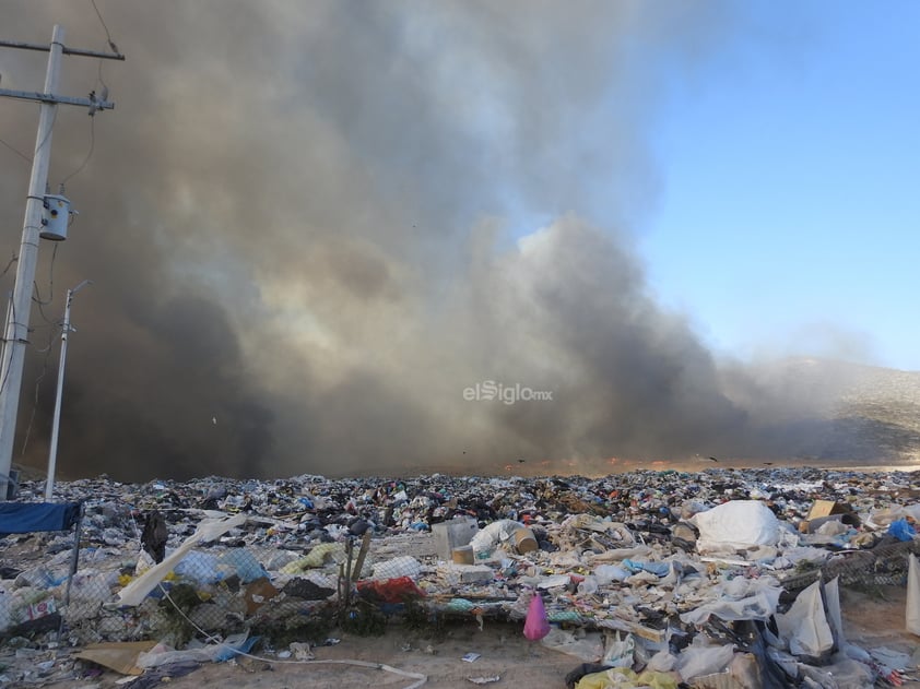 COMIENZO: 
Alrededor de las 14:00 horas de este domingo comenzó a percibirse la columna de humo desde el tiradero al norte de la ciudad.