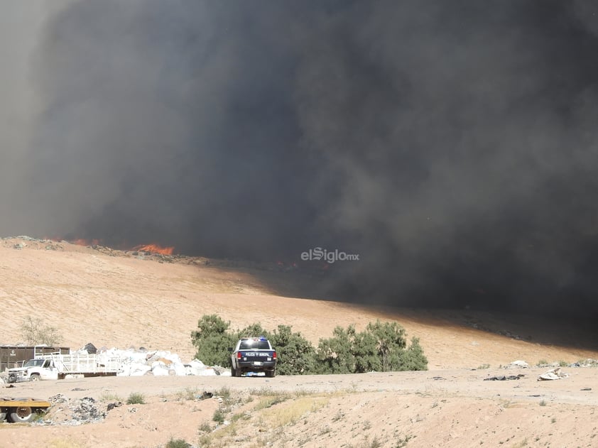 VIGILANCIA:
Elementos de la Policía municipal, de Protección civil e incluso del Ejército, arribaron al basurero para valorar la magnitud del incendio.