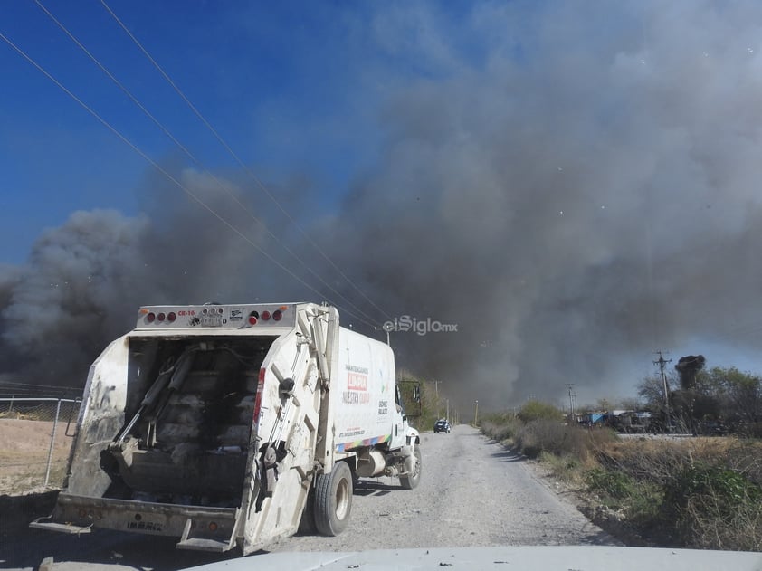 SIN PAUSA: 
Los camiones continuaron descargando la basura a un costado del sitio donde ocurría el incendio.