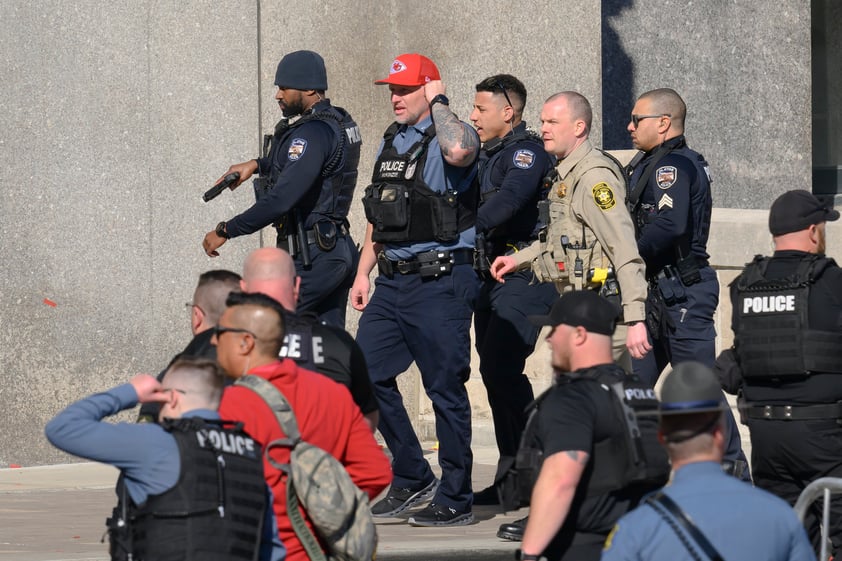 Dos detenidos, un muerto y múltiples heridos en tiroteo durante desfile de la NFL