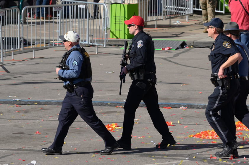 Dos detenidos, un muerto y múltiples heridos en tiroteo durante desfile de la NFL