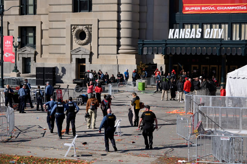 Dos detenidos, un muerto y múltiples heridos en tiroteo durante desfile de la NFL