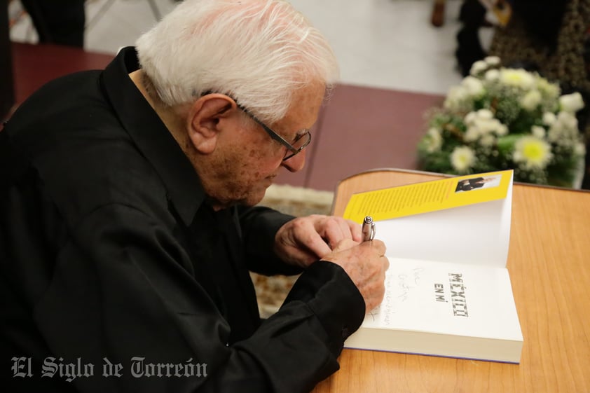 Armando Fuentes Aguirre presentó 'México en mí' en El Siglo, libro donde plasma su amor al país