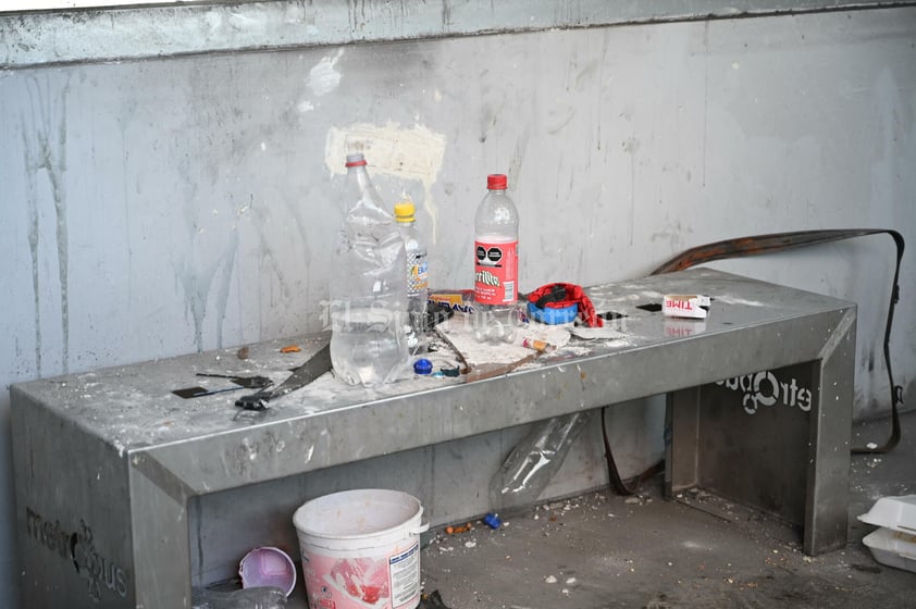 Quemado
En Revolución y calle 38 hay un paradero que aún guarda restos de alimento de gente que quizá aquí pernocta, llama la atención un gran boquete en una bodega y al parecer habría ocurrido un incendio.