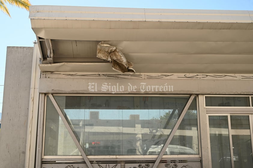 En el techo
En Revolución y calzada Matías Román hay un paradero donde el deterioro no sólo es en el interior sino que alcanza el techo.