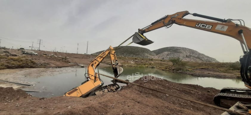 Muere hombre tras volcadura de maquinaria de Agua Saludable en Lerdo