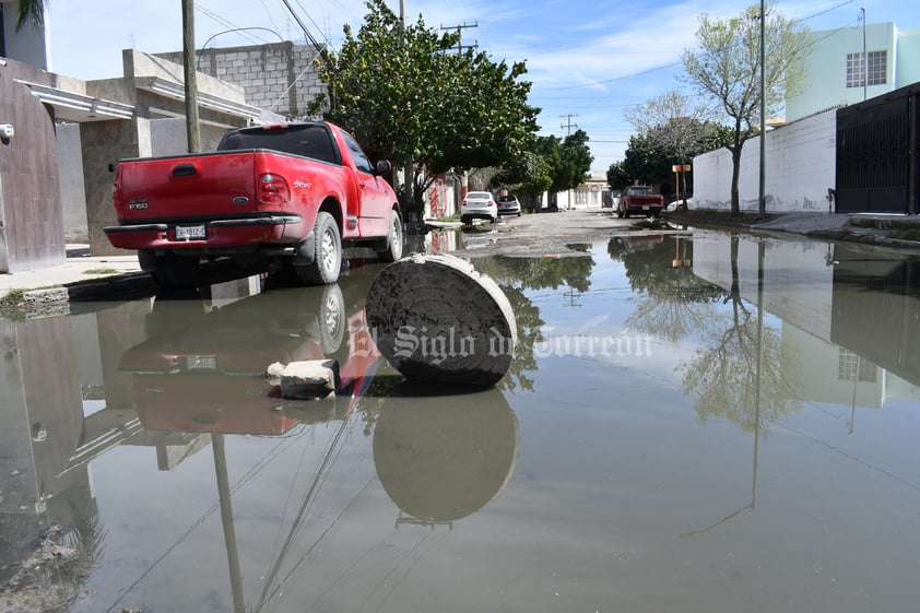 Colonia Rincón La Merced. Los drenajes colapsados son un problema
añejo. Los vecinos de los distintos sectores de la ciudad, tienen que
hacer su día a día con el brote de aguas negras.