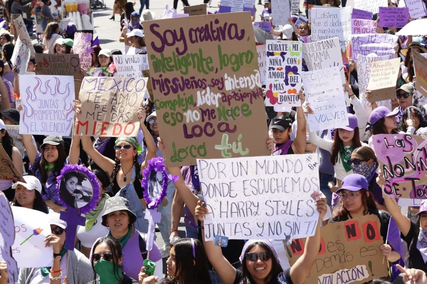 EUM20240308SOC27.JPG 
CIUDAD DE MÉXICO. Protest/Protesta-8M.- 8 de marzo de 2024. Avanzan sobre Paseo de la Reforma los primeros contingentes de la marcha por el Día Internacional de la Mujer. Foto: Agencia EL UNIVERSAL/Fernanda Rojas/EELG