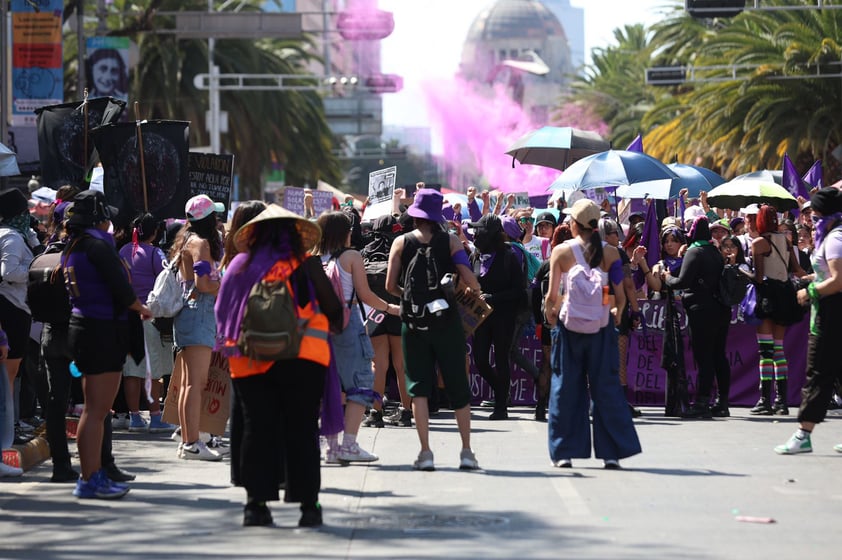 EUM20240308SOC34.JPG 
CIUDAD DE MÉXICO. Protest/Protesta-8M.- 8 de marzo de 2024. Avanzan sobre avenida Juárez los primeros contingentes de la marcha por el Día Internacional de la Mujer. Foto: Agencia EL UNIVERSAL/Iván Montaño/EELG