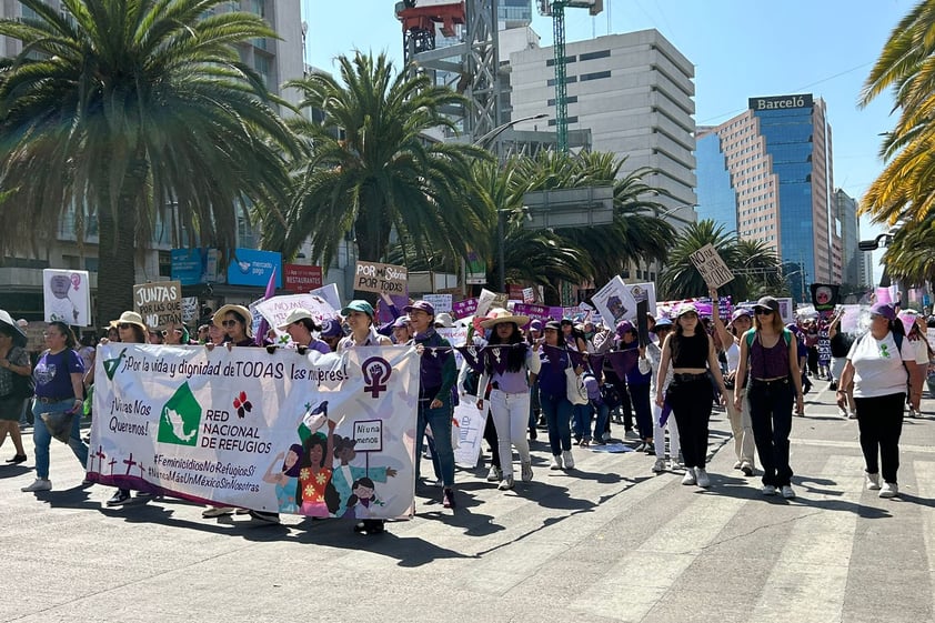 EUM20240308SOC32.JPG 
CIUDAD DE MÉXICO. Protest/Protesta-8M.- 8 de marzo de 2024. Avanzan sobre avenida Juárez los primeros contingentes de la marcha por el Día Internacional de la Mujer. Foto: Agencia EL UNIVERSAL/Iván Montaño/EELG