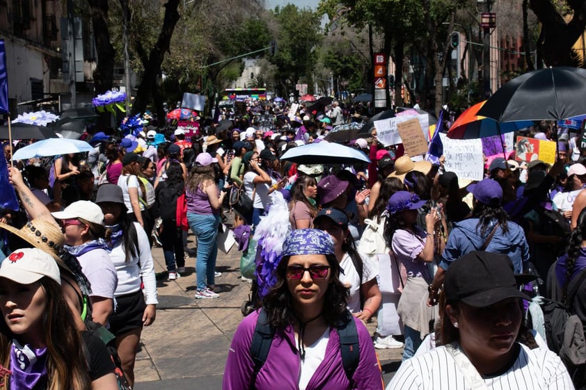 EUM20240308SOC40.JPG 
CIUDAD DE MÉXICO. Protest/Protesta-8M.- 8 de marzo de 2024. Contingentes se congregan en las inmediaciones del Monumento a la Revolución para formar parte de la marcha por el Día Internacional de la Mujer. Foto: Agencia EL UNIVERSAL/Abril Angulo/EELG