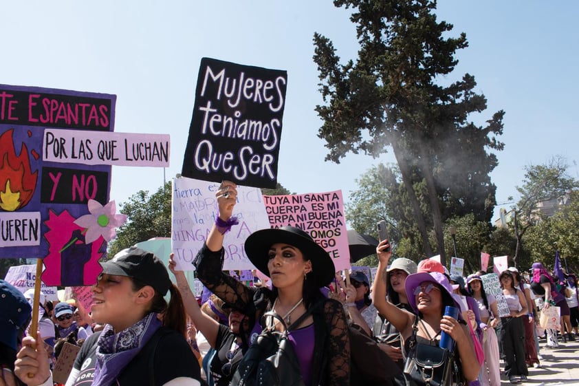 EUM20240308SOC42.JPG 
CIUDAD DE MÉXICO. Protest/Protesta-8M.- 8 de marzo de 2024. Contingentes se congregan en las inmediaciones del Monumento a la Revolución para formar parte de la marcha por el Día Internacional de la Mujer. Foto: Agencia EL UNIVERSAL/Abril Angulo/EELG