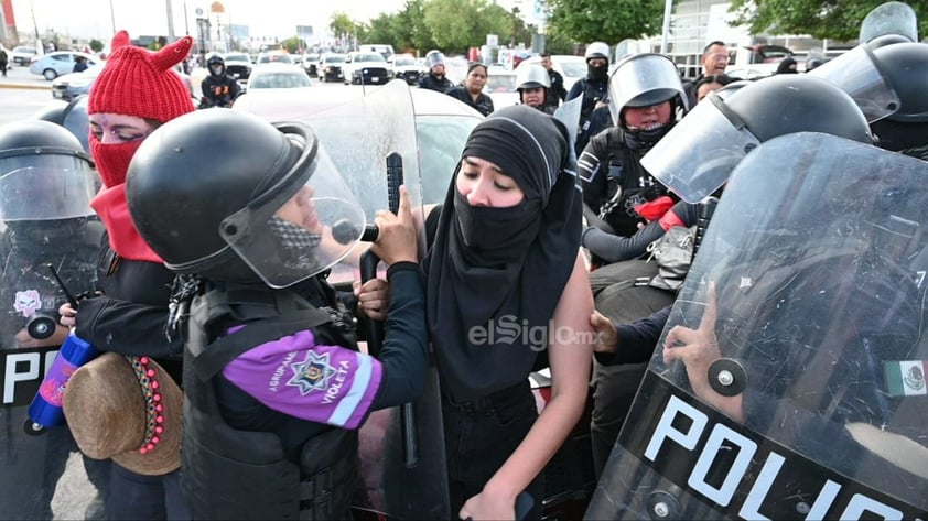 Cientos de mujeres 'toman' las calles de La Laguna contra la violencia y los feminicidios