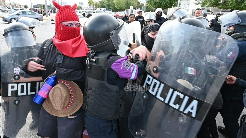 Cientos de mujeres 'toman' las calles de La Laguna contra la violencia y los feminicidios