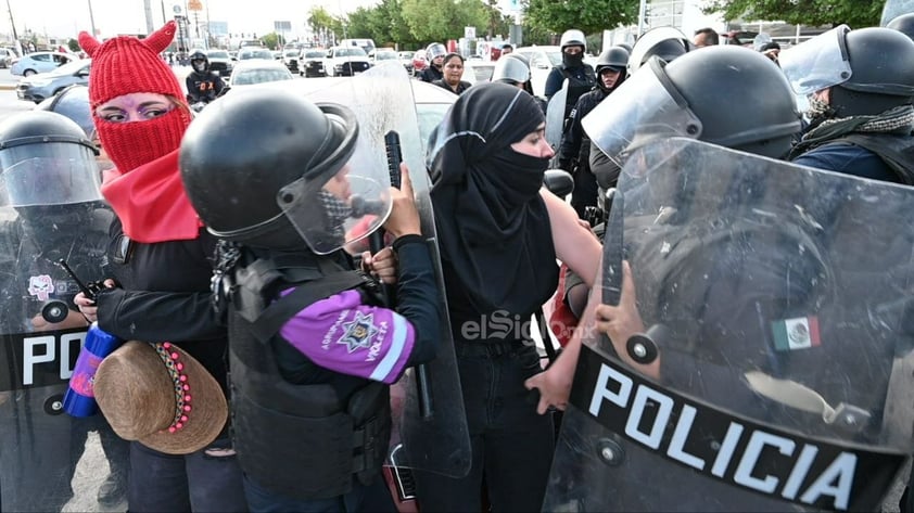 Cientos de mujeres 'toman' las calles de La Laguna contra la violencia y los feminicidios