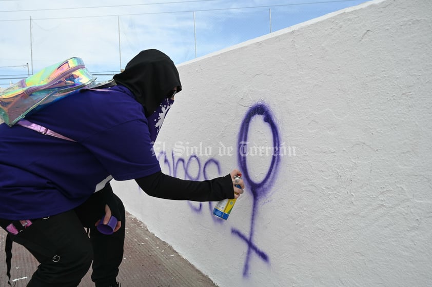 Cientos de mujeres 'toman' las calles de La Laguna contra la violencia y los feminicidios