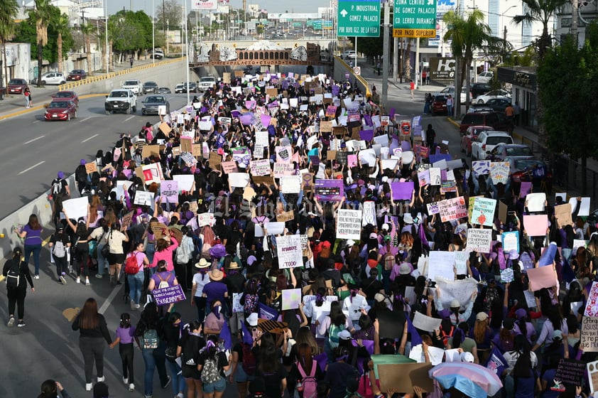 Cientos de mujeres 'toman' las calles de La Laguna contra la violencia y los feminicidios