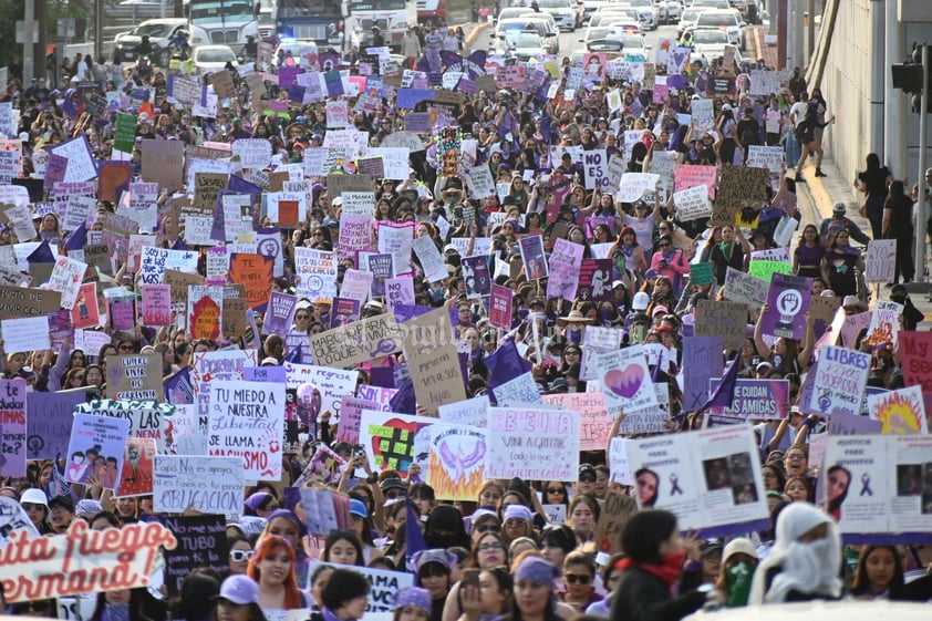 Cientos de mujeres 'toman' las calles de La Laguna contra la violencia y los feminicidios