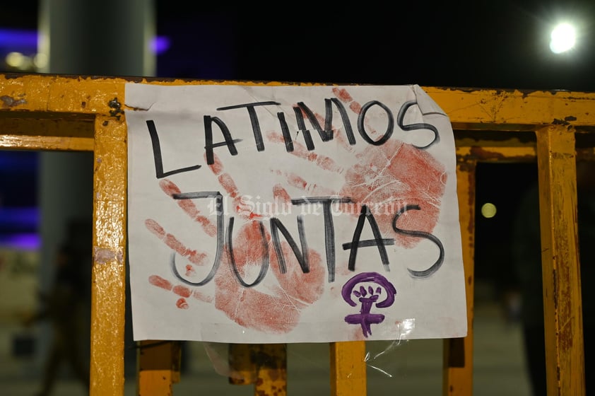 Cientos de mujeres 'toman' las calles de La Laguna contra la violencia y los feminicidios