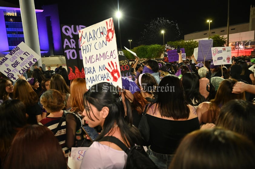 Cientos de mujeres 'toman' las calles de La Laguna contra la violencia y los feminicidios