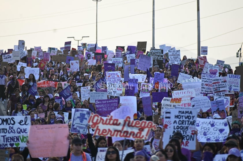 Cientos de mujeres 'toman' las calles de La Laguna contra la violencia y los feminicidios