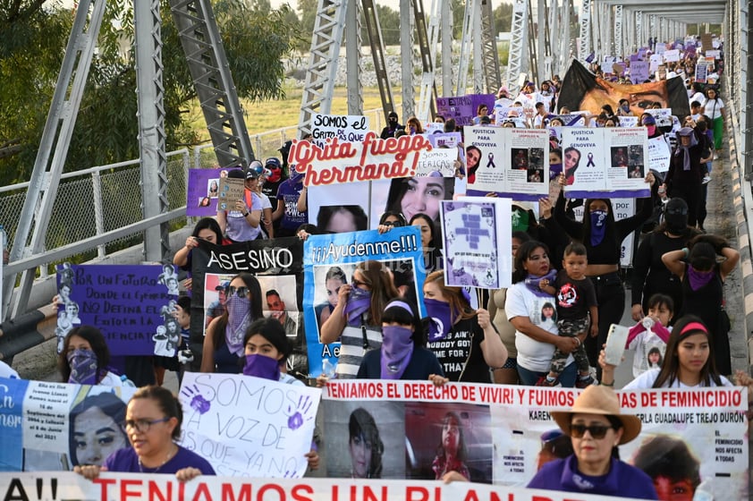 Cientos de mujeres 'toman' las calles de La Laguna contra la violencia y los feminicidios