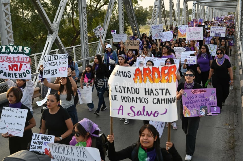 Cientos de mujeres 'toman' las calles de La Laguna contra la violencia y los feminicidios