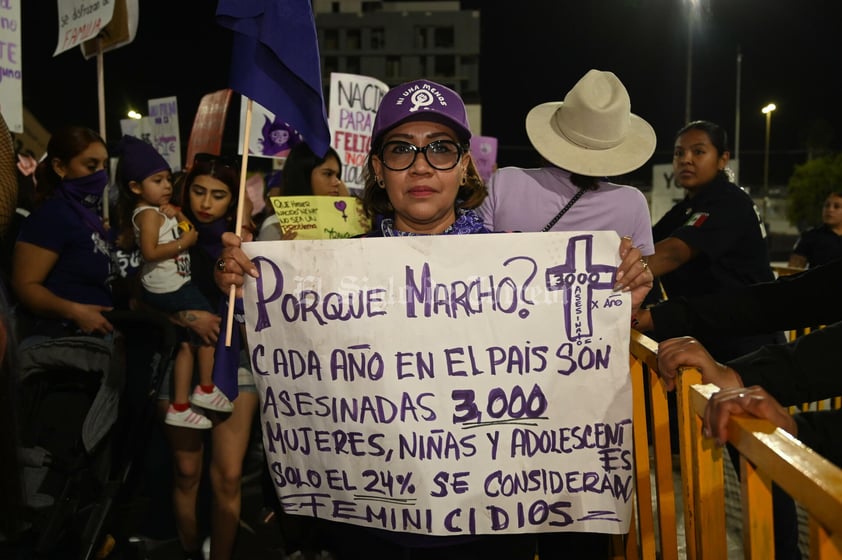 Cientos de mujeres 'toman' las calles de La Laguna contra la violencia y los feminicidios