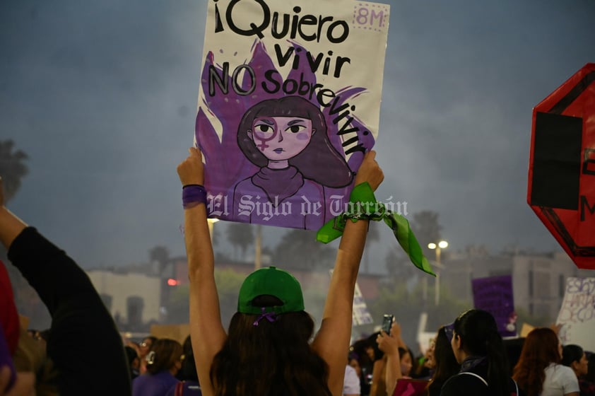 Cientos de mujeres 'toman' las calles de La Laguna contra la violencia y los feminicidios