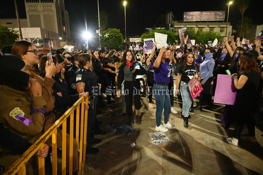 Cientos de mujeres 'toman' las calles de La Laguna contra la violencia y los feminicidios