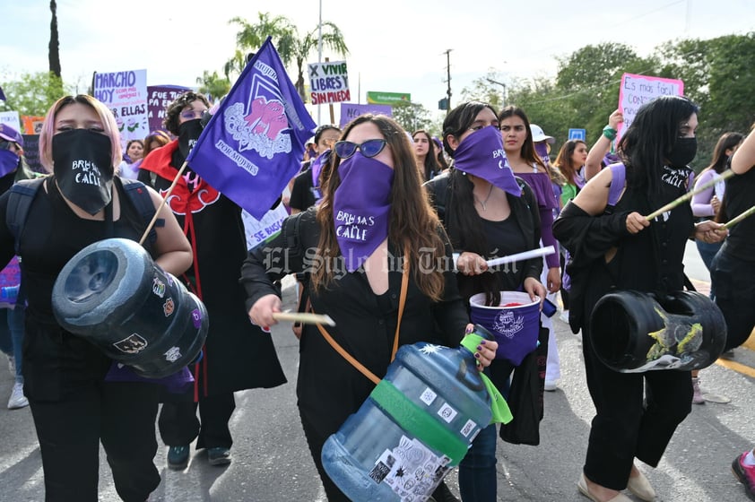 Se expresan. Con cantos y consignas como: ‘Señor, señora no sea indiferente, se mata a las mujeres en la cara de la gente’, se fueron abriendo camino.