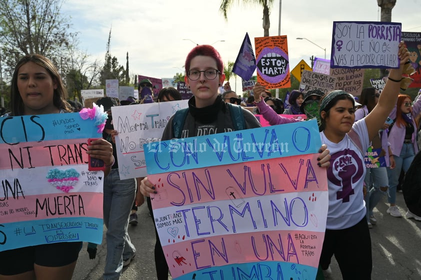 Participación. Es la primera vez que en el contingente se incluye a personas
transgénero, quienes expresaron su sentir a través de consignas y
pancartas.